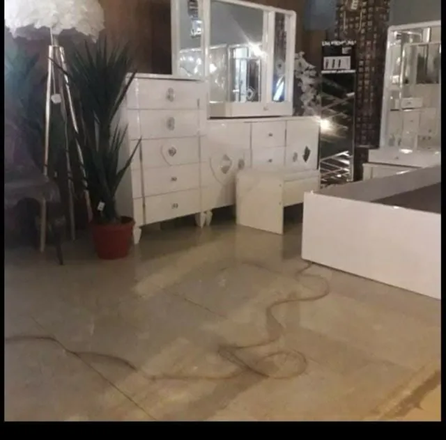 تسريحة بمرآة ووحدات تخزين بيضاء.